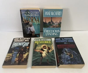 Anne McCaffrey Lot of 5 Vintage Sci Fi Science Fiction PB Books Sassinak, Acorna - Imagen 1 de 22