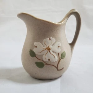 Taubenschmiede Kunstkeramik Milchkännchen Krug Hartriegel Blume blaue Glasur Tennessee - Bild 1 von 8