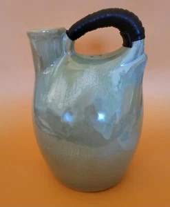 Grüner Keramik Wasserkrug mit umwickeltem Ledergriff, Vintage, 9,5"" hoch, 6"" breit - Bild 1 von 2