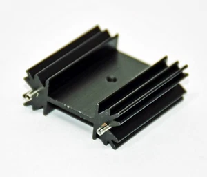 10 Stck. Transistor TO-220 Aluminium Kühlkörper * 34,3 x 12,5 mm BxT H = 35 mm schwarz + Pin - Bild 1 von 5