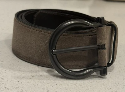 Cinturón ajustable de gamuza tostada Salvatore Ferragamo con hebilla gris usado Foto 1 de 4