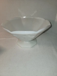 Vintage weiß Milchglas Standfuß Obstschale mit Fuß Weinrebe & Blattmuster 9" - Bild 1 von 5