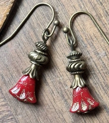 Pendientes de flores de bronce y rojo. Bloom Foto 1 de 3