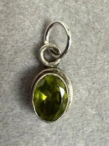Vintage natürlicher Peridot Edelstein Sterlingsilber Tropfen Charm Anhänger 4542 - Bild 1 von 5