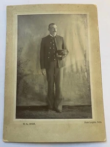 Antica foto armadio guerra indiano soldato in uniforme FL Rice Fort Logan Colorado - Foto 1 di 3