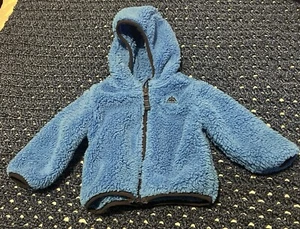 Snozu hochflorige blaue Sherpa-Jacke 100 % Polyester Unisex Baby Größe 9/12 Monate - Bild 1 von 5