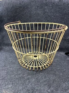 Cesta grande de alambre de metal antigua de colección con mango decoración rústica de granja para mantas - Imagen 1 de 14