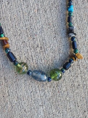 Collar con cuentas de piedras semipreciosas azules y verdes Foto 1 de 4