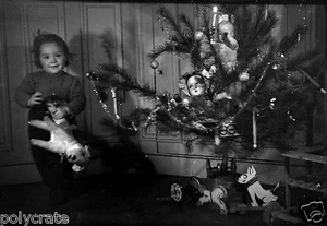Petite fille à Noël Sapin jouets poupée poupon - Ancien négatif photo an. 1940 - Picture 1 of 1