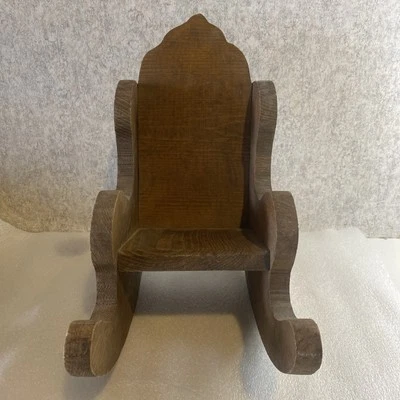 Mecedora de madera vintage hecha a mano para niños muñeca pequeña bebé 13" de alto 7" de ancho Foto 1 de 4