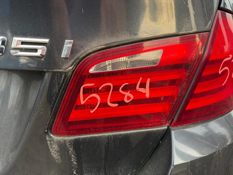 Conjunto de lanterna traseira 11-13 BMW 535I com tampa direita montada - Imagem 1 de 1