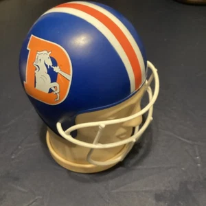 Vintage 1970er Denver Broncos Football kleiner Helm am Schaufensterpuppenkopf befestigt - Bild 1 von 8