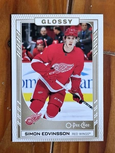 2023-24 Upper Deck Series 1 O-Pee-Chee Glossy RC #R-22 Simon Edvinsson - Imagen 1 de 2