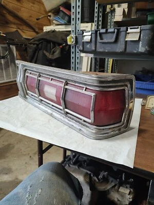 Ford Gran Torino Elite 75 pase derecho. BISEL DE LENTE DE LUZ TRASERA INVERSA RESPALDO LATERAL Foto 1 de 4