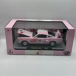 NUOVO M2 Machines 1966 Mustang Shelby GT350 Cherry Coke rosa 1:24 RARO - Foto 1 di 12