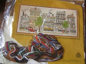 1979 Sunset Designs Crewel Embroidery Kit #2226 CENTER STREET Mid-Century Scene - Picture 1 of 7
