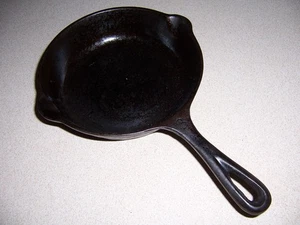 Hammered Cast Iron Skillet #3, Unmarked, 3 Dots on Handle - Picture 1 of 6