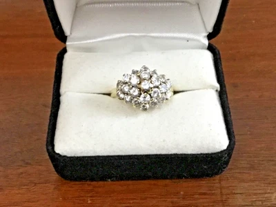 Anillo con racimo de diamantes para dama en montura de dos tonos de 14K Foto 1 de 4