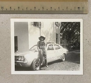 old photo Chinese lady wearing a hat and Ford Cortina vehicle , Asia oriental - Picture 1 of 2