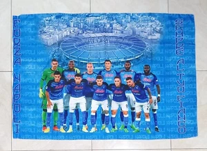 bandiera 140x90 NAPOLI Campione D’Italia Scudetto Bandierone Giocatori Del Napol - Foto 1 di 1