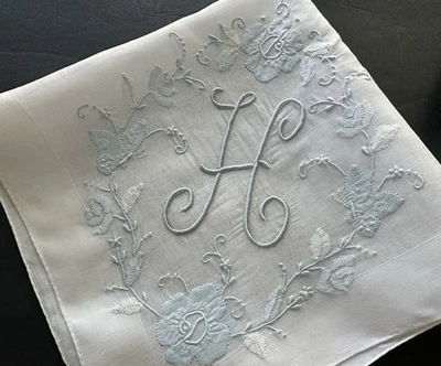 A+ Vintage Blanco Hankie Madeira Estilo Bordado Azul Monograma H Boda Novia Foto 1 de 4