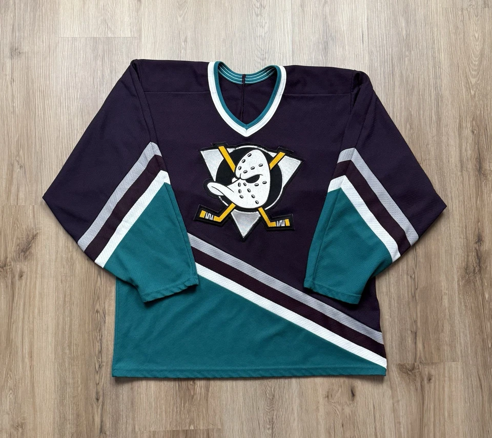 Camiseta deportiva de hockey vintage de los 90 Mighty Ducks CCM para hombre mediana promoción de película NHL púrpura Foto 1 de 4