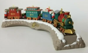 HALLMARK KEEPSAKE ORNAMENTS "CLAUS & COMPANY TRENO FERROVIARIO E CAVALLETTO SET 5 PEZZI - Foto 1 di 8