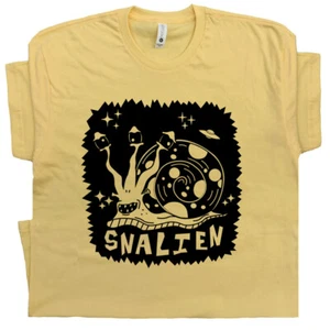 Camiseta Alien Snail Extraña OVNI Caracol Área 51 Roswell UAPs Criptozoología - Imagen 1 de 7