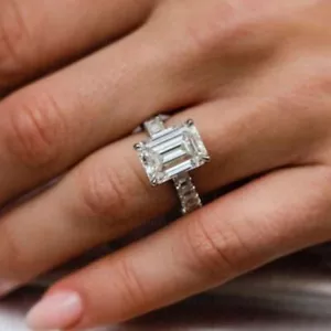 Alianza de boda con halo oculto de moissanita corte esmeralda de 7,5 quilates enchapada en oro blanco de 14 quilates - Imagen 1 de 10