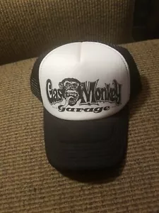 Gorra de garaje Gas Monkey Snap Back blanca y negra malla trasera sombrero de camionero marca PUGS - Imagen 1 de 7
