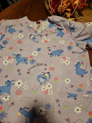 Blusa Médica Para Mujer Disney Winnie the Pooh Eeyore Floral Púrpura Cuello en V Talla L - G4 Foto 1 de 3