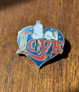 Vintage Peanuts Snoopy Love Brosche Emaille Anstecknadel Herz Aviva United Features - Bild 1 von 7