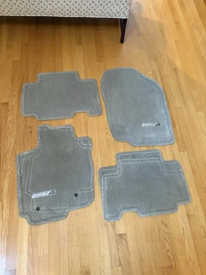 Juego de 4 alfombrillas beige para Toyota Rav4 06-12 Foto 1 de 4