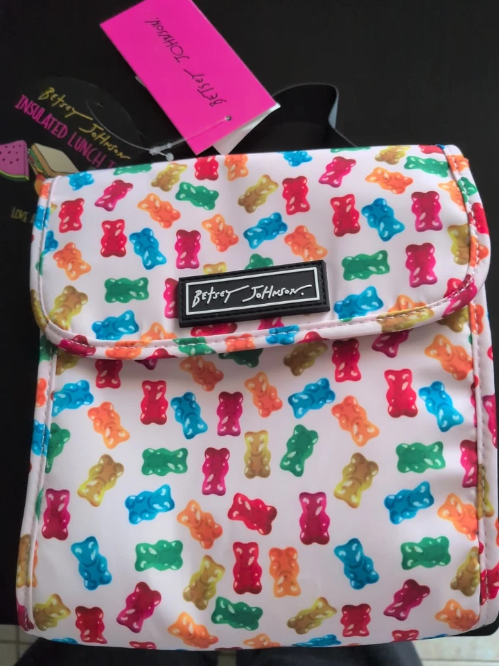 Lancheira Betsey Johnson branca com ursinhos de borracha coloridos/NOVA COM DEFEITOS UM PONTO DE CANETA* - Imagem 1 de 4