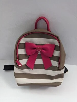 Mochila pequeña Betsey Johnson a rayas con lazo  Foto 1 de 4