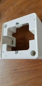 Berker Hager Modul 2 – Sockel 1 Element weiß Polar - ohne Leitungseinführung - Bild 1 von 2