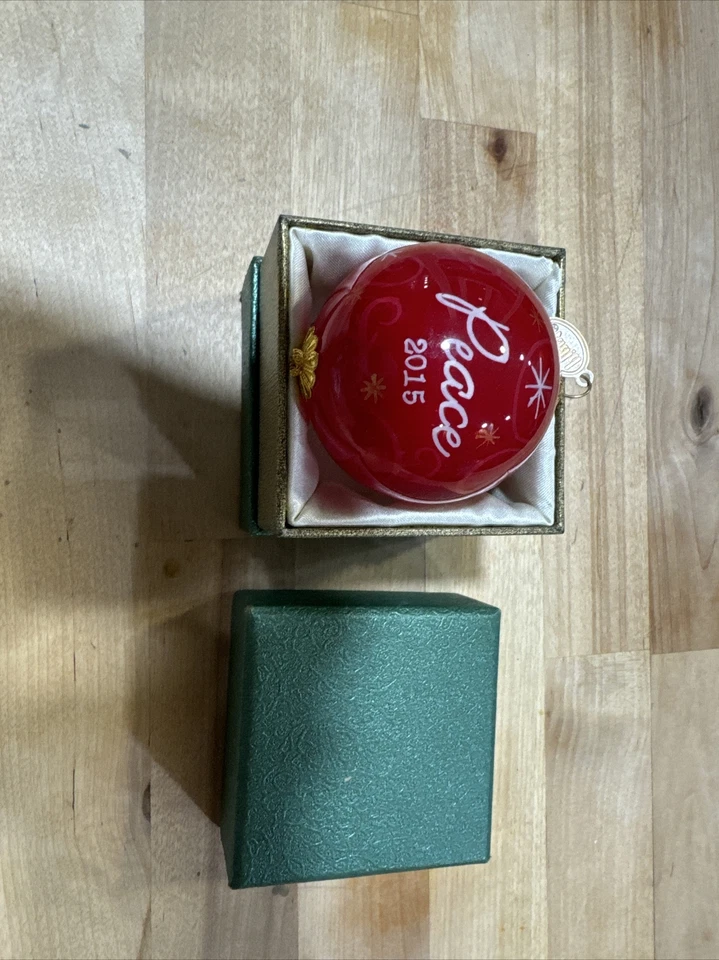 Pier 1 Li Bien Adorno de Navidad PAZ Bola Roja Paloma Blanca 2015 con Caja Foto 1 de 2