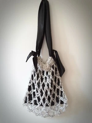 NEW ANTROPOLOGIE BLACK & WHITE SATIN & CROCHET HANDBAG - Imagem 1 de 4