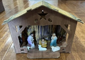 Christmas Nativity Set Cardboard Crèche With Chalkware Figures - Picture 1 of 8