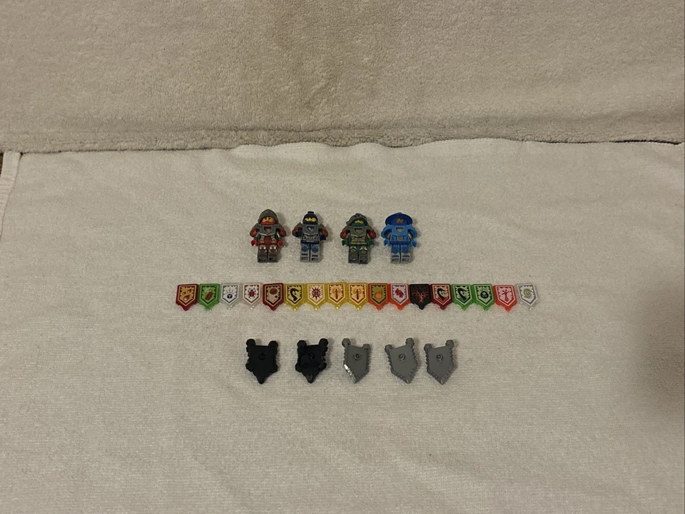 Lote de piezas de azulejos Nexo Knights minifigura y escudo eléctrico ENVÍO GRATUITO Foto 1 de 4