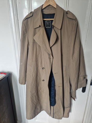 Trench coat uomo Christian Dior di design (isolato)