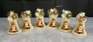 Campana Floccata Diorama Decorazione Natalizia Plastica Agrifoglio Top Babbo Natale Vintage - Foto 1 di 6