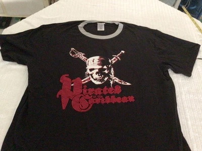 Camiseta con nombre parche bordado Piratas del Caribe vintage de Disney Store Foto 1 de 4