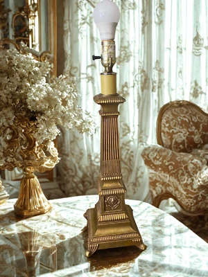 🦁 Vintage Berman Neoclassical Lion Head Table Lamp 🏛️ Rose Gold Elegance ✨ - Image 1 of 4