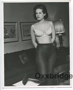 Provacative Stare Avante Garde Counter Culture Girl Undressed 1960 Erotik Foto - Bild 1 von 2