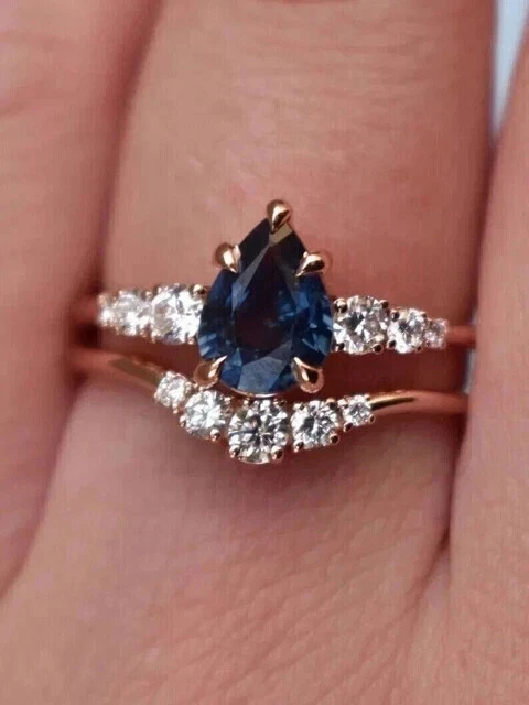Conjunto de anillo nupcial de zafiro azul creado en laboratorio corte pera de 1,70 quilates enchapado en oro rosa de 14 quilates Foto 1 de 4