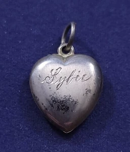 Incisione a mano ""Sybie"" (?) Ciondolo Bracciale Cuore Puffy Vintage anni 40 Argento Sterling - Foto 1 di 3