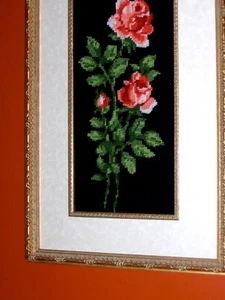 Old Vintage Crewel Complet Art Needlepoint  Red Roses Green Leaves Dark Room - Picture 1 of 11