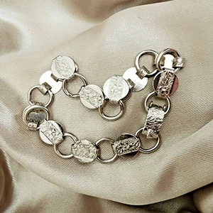 Bracciale Vintage Sarah Coventry "Young & Gay" Tono Argento Inciso Dischi Floreali Anni 60 - Foto 1 di 7
