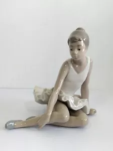 Figura de bailarina joven sentada de porcelana NAO By Lladró - Bild 1 von 12